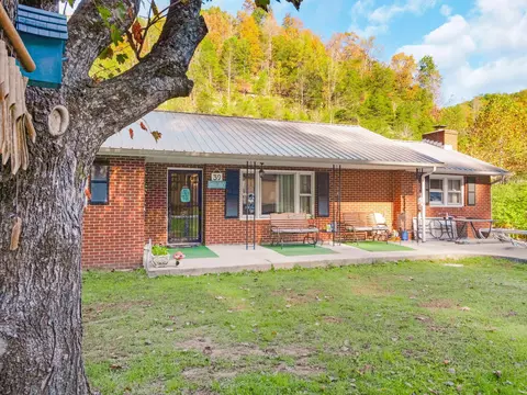 39 S Daniels Crk, Van Lear, KY 41265 photo 2
