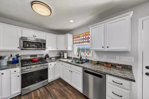 Kitchen - 645 Northfork Dr, Berea, KY 40403 photo 2 of 3