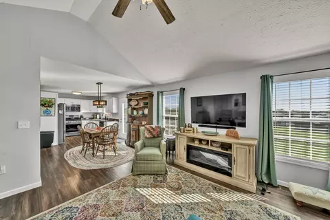 Living - 645 Northfork Dr, Berea, KY 40403 photo 2 of 2