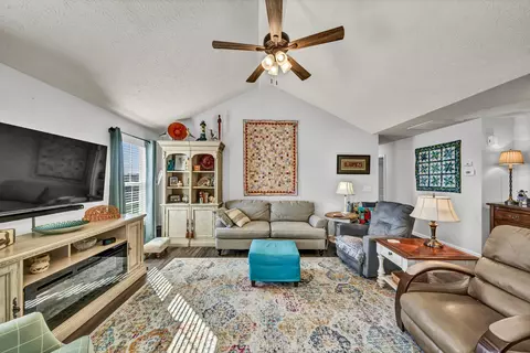 Living - 645 Northfork Dr, Berea, KY 40403 photo 1 of 2