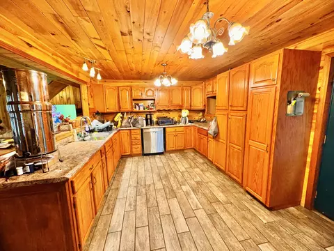 Kitchen - 2700 Dal Rd, Williamsburg, KY 40769 photo 2 of 4