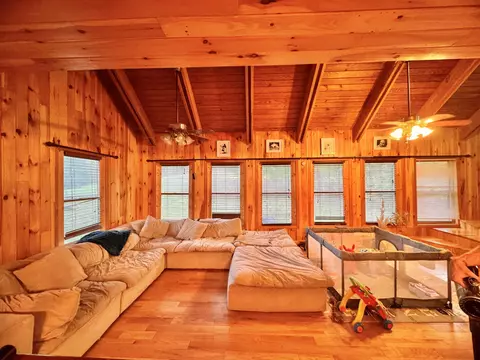 Living - 2700 Dal Rd, Williamsburg, KY 40769 photo 3 of 4