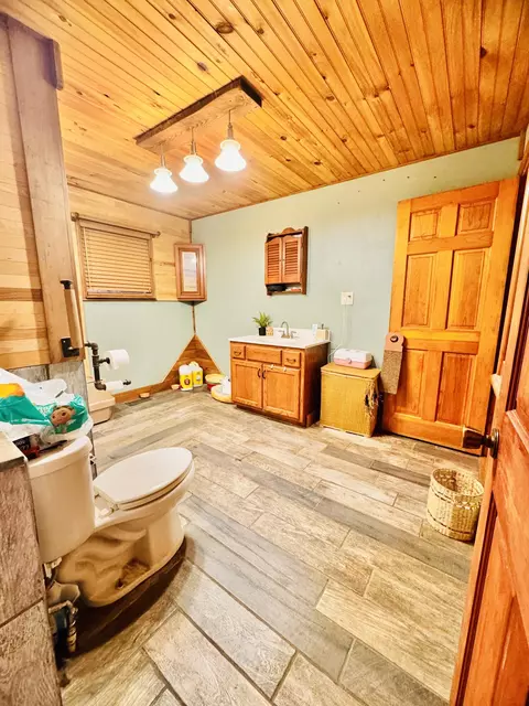 Bath - 2700 Dal Rd, Williamsburg, KY 40769 photo 2 of 3