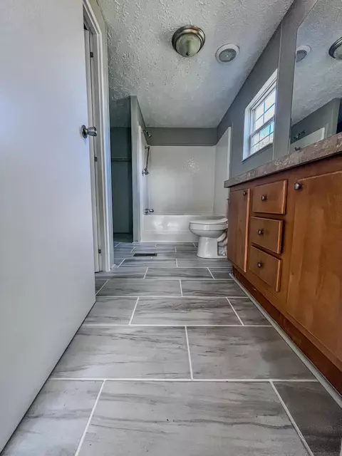 Bath - 53 Cecilia Dr, Corbin, KY 40701 photo 1 of 6