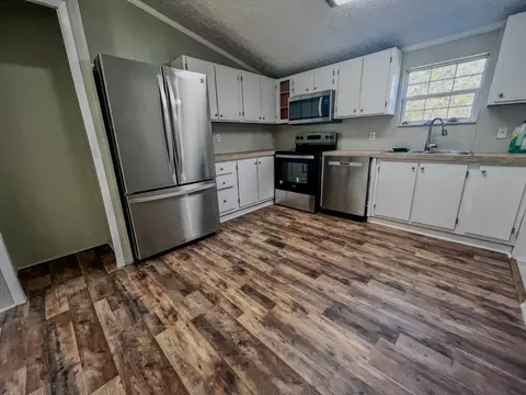 Kitchen - 53 Cecilia Dr, Corbin, KY 40701 photo 2 of 4