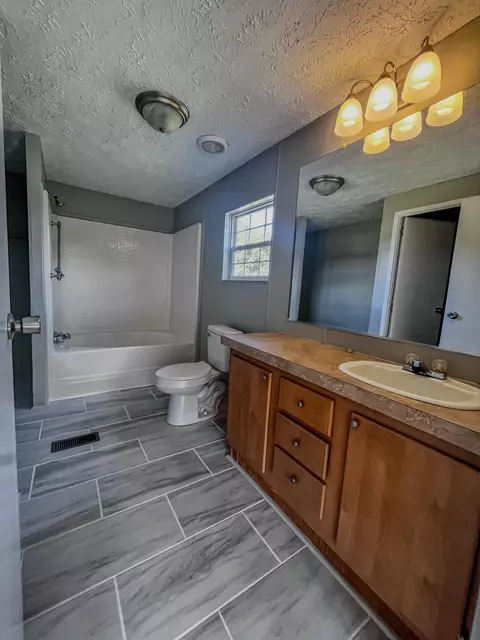 Bath - 53 Cecilia Dr, Corbin, KY 40701 photo 2 of 6