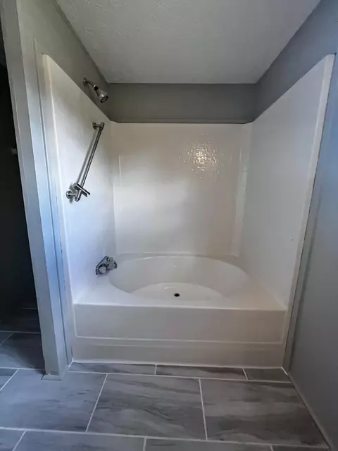 Bath - 53 Cecilia Dr, Corbin, KY 40701 photo 3 of 6
