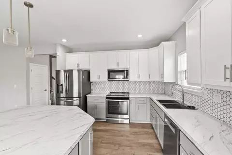 Kitchen - 195 Pleasant View Dr, Georgetown, KY 40324 photo 2 of 2