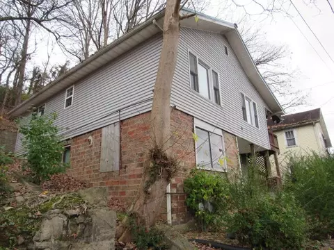 Exterior - 241 Combs St, Hazard, KY 41701 photo 2 of 5