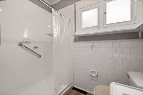 Bath - 703 W 5th St, Corbin, KY 40701 photo 2 of 2