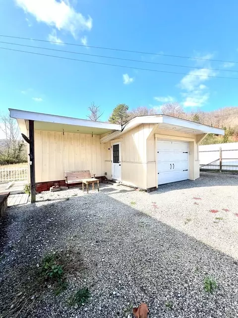483 State Road 550, Eastern, KY 41622 photo 2