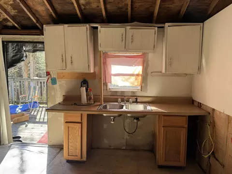 Kitchen - 85 Circle Rd, Burnside, KY 42519 photo 2 of 2