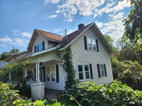 209 Laurel St, Hazard, KY 41701 photo 2