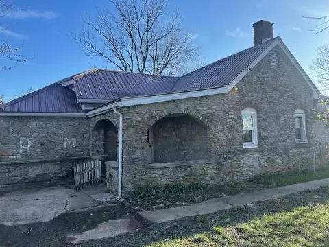 1031 E Kidds Mill Rd, Versailles, KY 40383