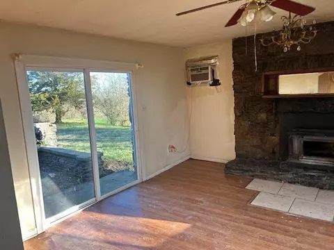 Living - 1031 E Kidds Mill Rd, Versailles, KY 40383 photo 4 of 5