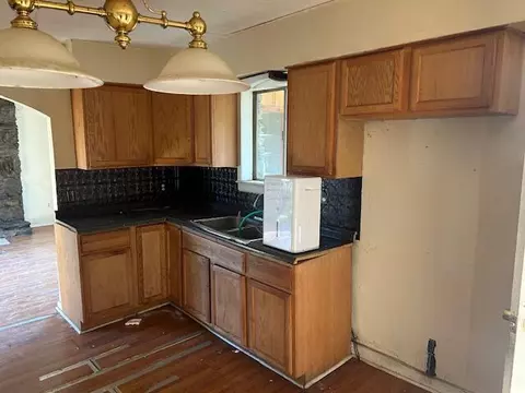 Kitchen - 1031 E Kidds Mill Rd, Versailles, KY 40383 photo 2 of 4