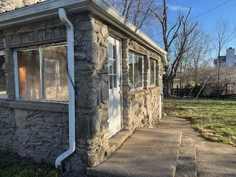 Exterior - 1031 E Kidds Mill Rd, Versailles, KY 40383 photo 2 of 2