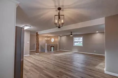 Living - 61 Longview Ct, Lancaster, KY 40444 photo 2 of 4