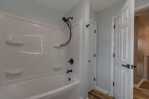 Bath - 61 Longview Ct, Lancaster, KY 40444 photo 4 of 11