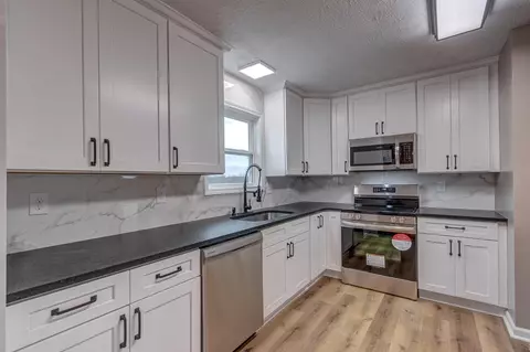 Kitchen - 61 Longview Ct, Lancaster, KY 40444 photo 3 of 6