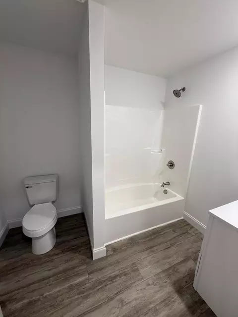 Bath - 1508 Palmer St, Corbin, KY 40701 photo 1 of 4
