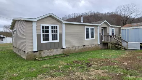 43 Blanton Ave, Wallins Creek, KY 40873