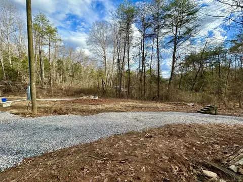 300 Foxwood Dr, Burnside, KY 42519