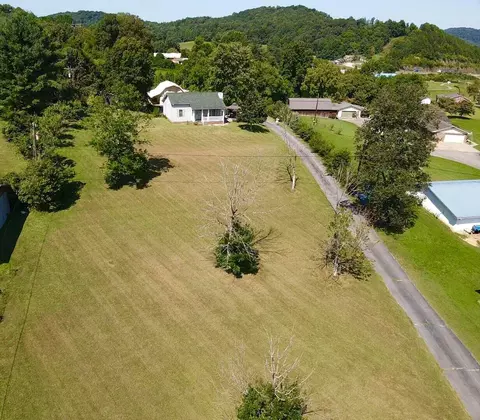 46 Old Flat Lick Rd, Flat Lick, KY 40935