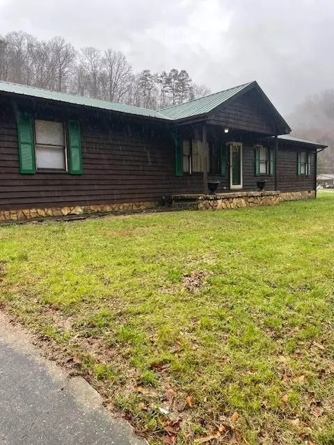 140 Bee Frk, Prestonsburg, KY 41653