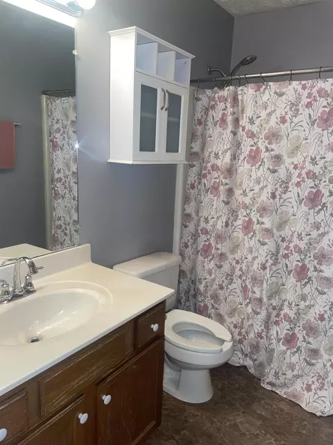 Bath - 1012 E Irvine St, Richmond, KY 40475 photo 1 of 1