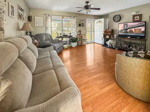 Living - 614 E Third St, Perryville, KY 40468 photo 3 of 3