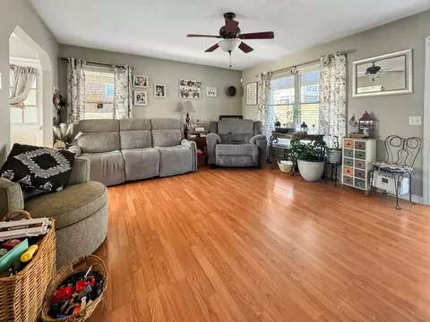 Living - 614 E Third St, Perryville, KY 40468 photo 2 of 3