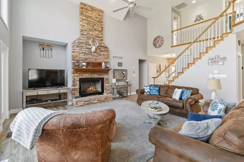Living - 2576 Roberts Bend Rd, Burnside, KY 42519 photo 3 of 5