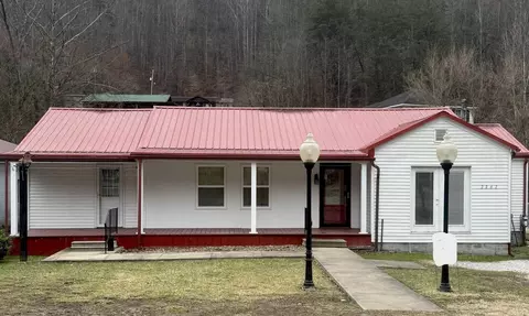2262 Blacklog Rd, Inez, KY 41224