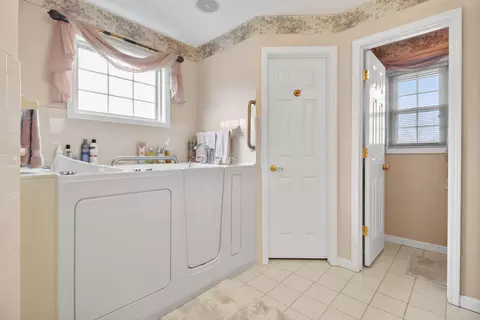 Bath - 100 Brandon Dr, Corbin, KY 40701 photo 2 of 5
