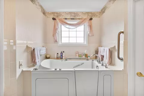 Bath - 100 Brandon Dr, Corbin, KY 40701 photo 1 of 5