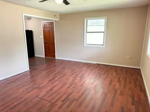 Living - 139 Perkins St, Woodbine, KY 40771 photo 2 of 2