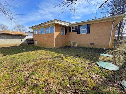 Exterior - 139 Perkins St, Woodbine, KY 40771 photo 7 of 10