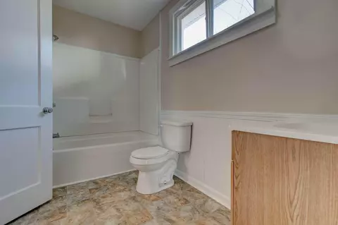 Bath - 115 Walnut Ct, Morehead, KY 40351 photo 2 of 3