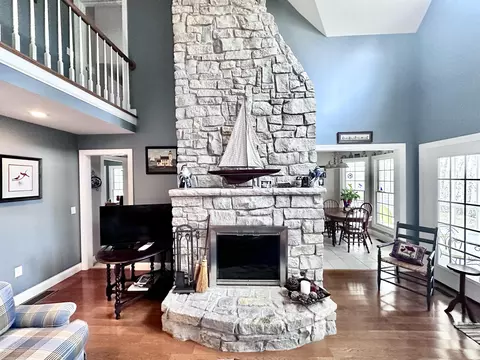 Living - 560 Beverly Rd, Corbin, KY 40701 photo 2 of 4