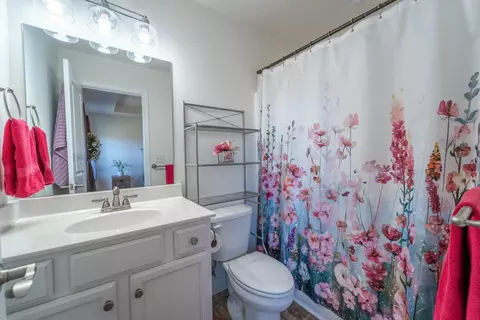Bath - 652 Boulder Ct, Berea, KY 40403 photo 1 of 2