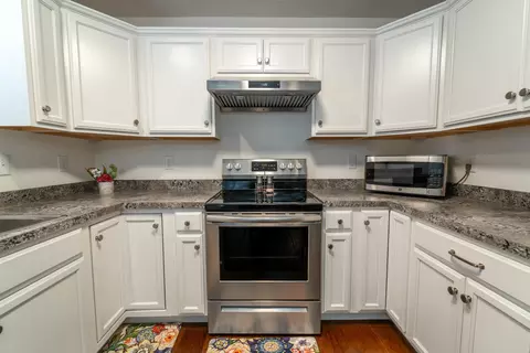 Kitchen - 652 Boulder Ct, Berea, KY 40403 photo 2 of 4