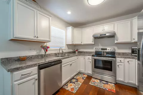 Kitchen - 652 Boulder Ct, Berea, KY 40403 photo 3 of 4