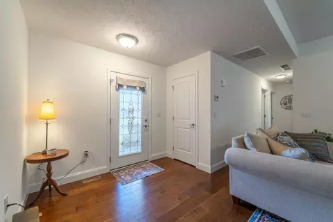 Entry Way - 652 Boulder Ct, Berea, KY 40403 photo 1 of 3