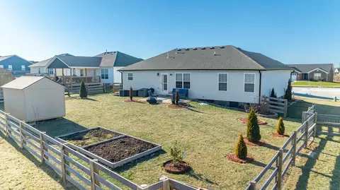 Exterior - 652 Boulder Ct, Berea, KY 40403 photo 3 of 9