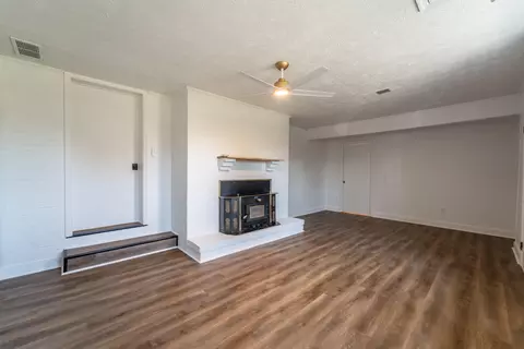 Living - 391 Hickory Ln, Berea, KY 40403 photo 3 of 6
