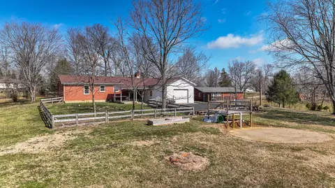 Exterior - 391 Hickory Ln, Berea, KY 40403 photo 2 of 7