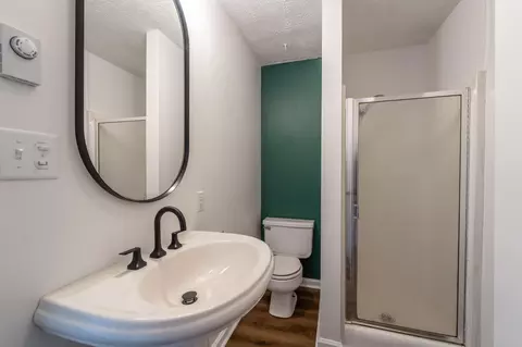 Bath - 391 Hickory Ln, Berea, KY 40403 photo 1 of 2