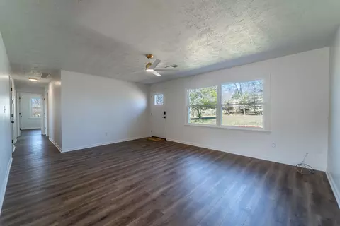 Living - 391 Hickory Ln, Berea, KY 40403 photo 2 of 6