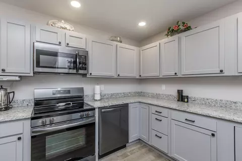 Kitchen - 44 Hummingbird Ln, Stanton, KY 40380 photo 5 of 6